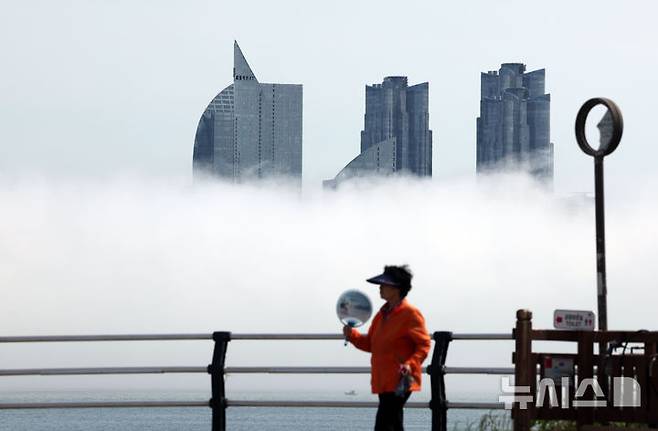 [부산=뉴시스] 하경민 기자 = 초여름 더위가 이어진 21일 부산 해운대구 앞바다에 짙은 해무가 밀려와 장관을 연출하고 있다. 2025.05.21. yulnetphoto@newsis.com