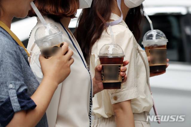 [서울=뉴시스] 고승민 기자 =서울 중구 무교동에서 직장인들이 테이크아웃 커피를 들고 이동하고 있다. 2020.08.31.kkssmm99@newsis.com