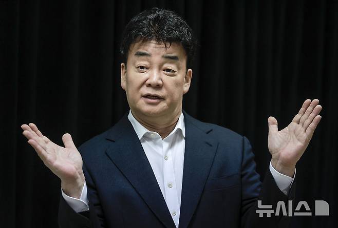 [서울=뉴시스] 정병혁 기자 = 백종원 더본코리아 대표가 28일 서울 서초구의 한 회의공간에서 열린 더본코리아 주주총회에서 취재진의 질문에 답하고 있다. 2025.03.28. jhope@newsis.com