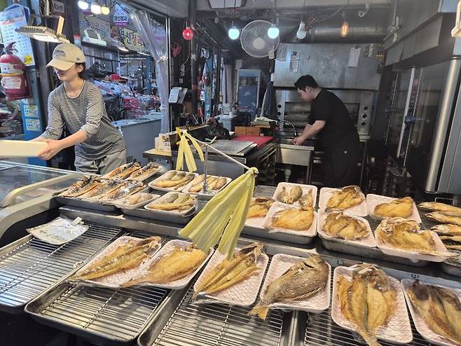 [광주=뉴시스] 성소의 기자 = 전남 광주 동구 남광주시장에 위치한 생선구이집 '역전수산'에서 생선구이들이 판매되고 있다.  *재판매 및 DB 금지