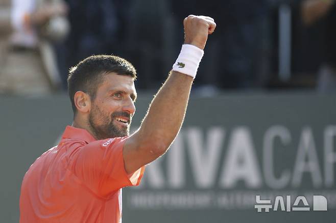 [제네바=AP/뉴시스] 노박 조코비치(6위·세르비아)가 24일(한국 시간) 스위스 제네바에서 열린 남자프로테니스(ATP) 투어 제네바 오픈(ATP250) 단식 4강전에서 캐머런 노리(90위·영국)를 2-1(6-4 6-7<6-8> 6-1)로 꺾은 뒤 주먹을 불끈 쥐고 있다. 2025.05.24.