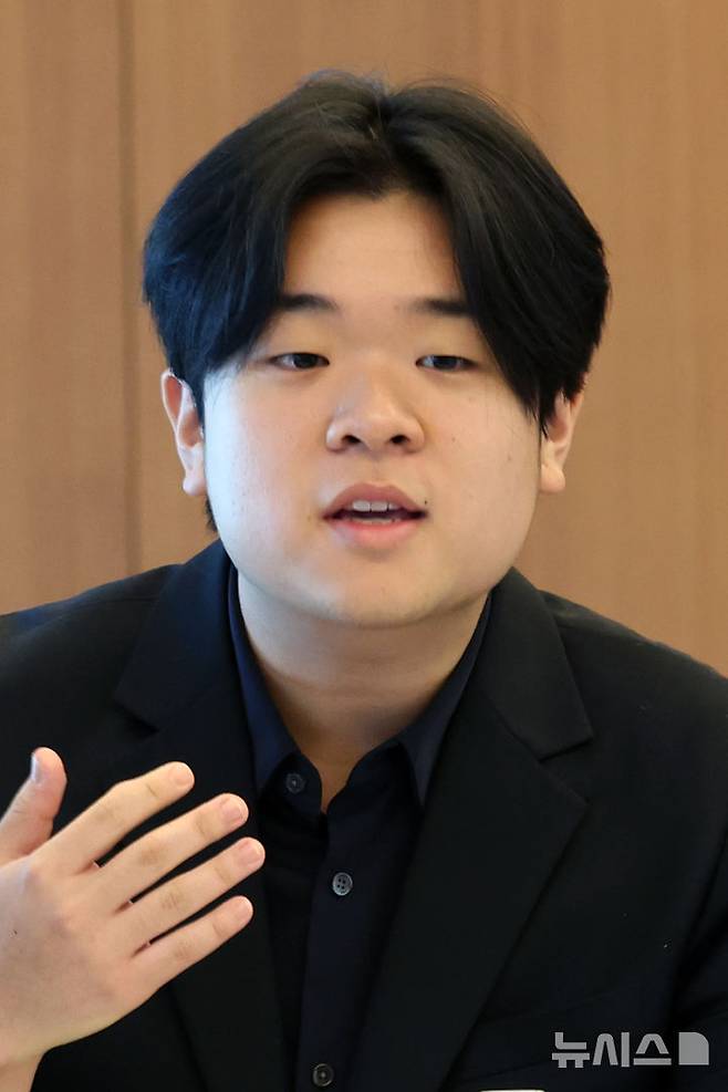 [서울=뉴시스] 박진희 기자 = 첼리스트 한재민이 롯데콘서트홀 '2024 인 하우스 아티스트 한재민 트리오 리사이틀' 공연을 앞두고 15일 서울 송파구 롯데콘서트홀에서 라운드 인터뷰를 하고 있다. 2024.10.15. pak7130@newsis.com