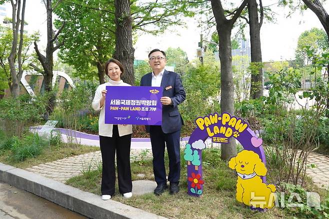 [서울=뉴시스] 최현수 깨끗한나라 대표(좌), 김성보 서울시 부시장(우). (사진= 깨끗한나라 제공)