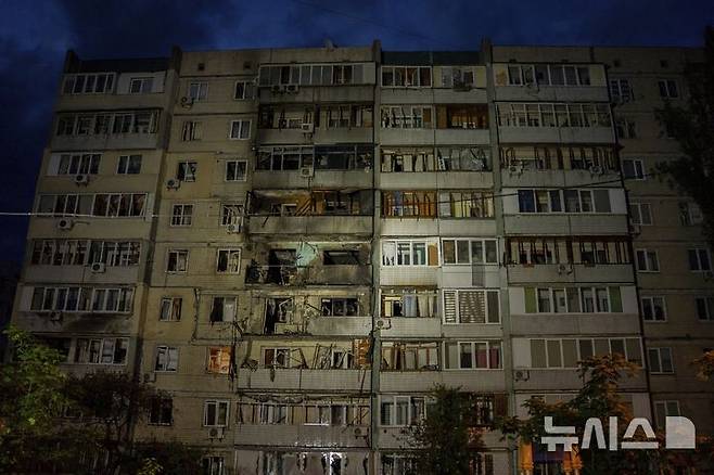 [키이우=AP/뉴시스] 24일(현지 시간) 우크라이나 키이우의 한 아파트가 러시아 공습으로 파괴된 모습. 2025.05.24.