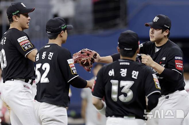 [서울=뉴시스] 최동준 기자 = 23일 서울 구로구 고척스카이돔에서 열린 2025 KBO리그 kt 위즈와 키움 히어로즈의 경기, 7-5로 승리한 kt 선수들이 기뻐하고 있다. 2025.05.23. photocdj@newsis.com