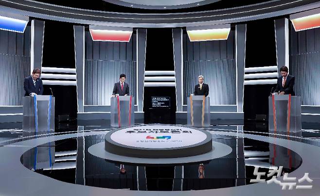 23일 서울 영등포구 여의도 KBS 스튜디오에서 열린 중앙선거방송토론위원회 주관 제21대 대통령선거 후보자 토론회에 앞서 더불어민주당 이재명(왼쪽부터), 국민의힘 김문수, 민주노동당 권영국, 개혁신당 이준석 대선후보가 토론 준비를 하고 있다. 국회사진기자단
