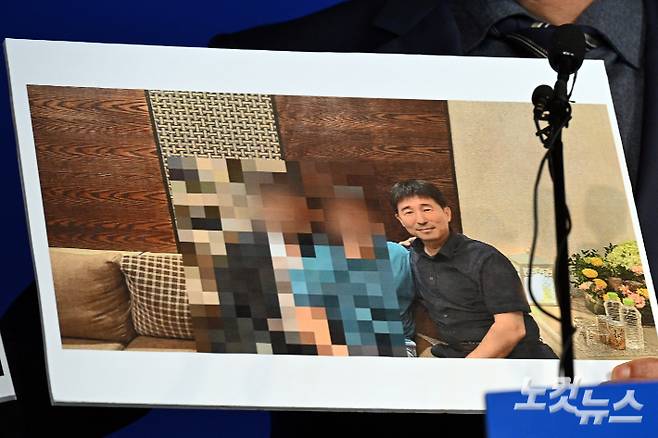 노종면 더불어민주당 선거대책위원회 대변인이 19일 오후 서울 여의도 중앙당사에서 '지귀연 판사 룸살롱 접대 의혹' 관련 사진을 공개하고 있다. 윤창원 기자
