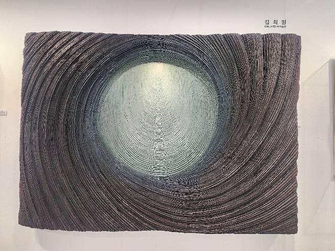 서울 코엑스에서 25일까지 열리는 '조형아트서울 2025(PLAS 2025)'에 전시된 청작화랑_김희경, 'Insight 250509', 한지, 198x138x13cm, 2025. 곽인숙 기자