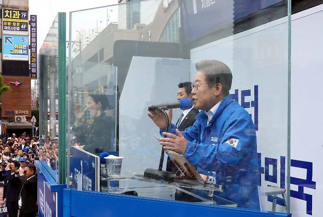 더불어민주당 이재명 대선 후보가 24일 경기 부천시 부천역 북부광장에서 열린 유세에서 시민들에게 지지를 호소하고 있다. 연합뉴스