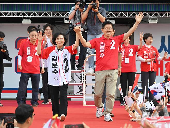 김문수 국민의힘 대선 후보와 배우자 설난영 여사가 22일 경기 부천시 부천역마루광장에서 열린 집중유세에서 시민들에게 인사를 하고 있다. 황진환 기자