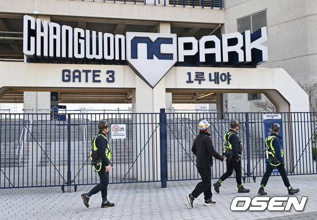 [OSEN=창원, 이석우 기자] 지난달 29일 LG 트윈스와 NC 다이노스와의 경기 중 3루 내야석 매점 부근 약 4층 높이에 있던 알루미늄 '루버'가 떨어져 관중이 사망하는 사고가 발생했다. 해당 사고의 여파로 지난 30일 LG와 NC의 경기는 즉각 취소됐고, 1일부터 3일까지 열리는 SSG 랜더스와의 경기는 3연전을 모두 취소했다. 또한 피해자 애도를 위해 1일 모든 경기는 전면 취소됐다. 관계자들이 창원NC파크 안전 점검을 하고 있다. 2025.04.01 / foto0307@osen.co.kr
