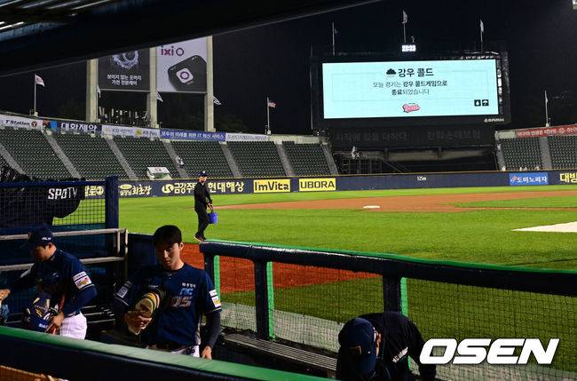 [OSEN=잠실, 지형준 기자] 두산이 우여곡절 끝 NC와 강우콜드 무승부를 거뒀다.프로야구 두산 베어스는 23일 서울 잠실구장에서 열린 2025 신한 SOL뱅크 KBO리그 NC 다이노스와의 시즌 4차전에서 1-1로 승부를 가리지 못했다. 9회말 종료 후 폭우가 쏟아지면서 강우콜드 무승부가 선언됐다. 두산은 시즌 20승 3무 27패, NC는 22승 2무 22패가 됐다.강우 콜드게임으로 경기가 종료되면서 NC 선수들이 더그아웃을 나서고 있다. 2025.05.23