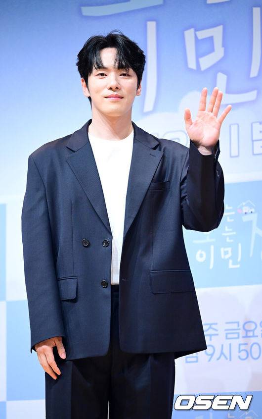 [OSEN=최규한 기자] 16일 오전 서울 여의도 KBS 아트홀에서 KBS 2TV 신규 예능 ‘가는정 오는정 이민정’(이하 ‘가오정’) 제작발표회가 열렸다.‘가오정’은 시골마을에 생필품을 실은 이동식 편의점을 배달하고 하룻밤을 보내며 다양한 이야기를 나눠보는 프로그램. 이민정이 메인 호스트로 나서며 붐, 안재현, 김정현, 김재원이 고정 멤버로 합류했다.배우 김정현이 포토타임을 하고 있다. 2025.05.16 / dreamer@osen.co.kr