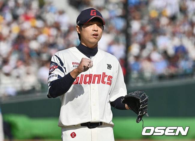 [OSEN=부산, 이석우 기자] 4일 부산 사직야구장에서 2025 신한 SOL 뱅크 KBO 리그 롯데 자이언츠와 NC 다이노스의 경기가 열렸다. 홈팀 롯데는 반즈, 방문팀 NC는 김녹원이 선발 출전했다.롯데 자이언츠 구승민이 6회초 1사 3루 NC 다이노스 박민우를 1루수 땅볼로 잡고 주먹을 불끈 쥐고 있다. 2025.05.04 / foto0307@osen.co.kr
