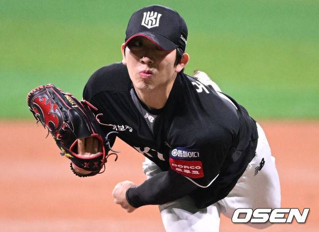 [OSEN=고척, 조은정 기자]23일 오후 서울 고척스카이돔에서 2025 신한 SOL Bank KBO리그 키움 히어로즈와 KT 위즈의 경기가 열린다.이날 키움은 김윤하, KT는 오원석을 선발로 내세웠다.1회말 KT 선발 오원석이 역투하고 있다. 2025.05.23 /