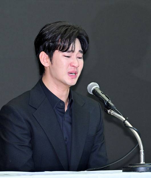 [OSEN=민경훈 기자] 31일 오후 서울 마포구 상암동 스탠포드호텔에서 김수현 기자회견이 열렸다.배우 김수현은 故김새론 사망 이후 그를 휘감은 미성년자 열애 의혹 등에 대한 기자회견에 참석한다. 고인 사망 후 44일 만이며, 김수현은 법무법인 엘케이비앤파트너스 김종복 변호사와 함께 참석한다. 다만 기자회견에서 질의응답은 이뤄지지 않는다.배우 김수현이 기자회견을 하며 눈물을 흘리고 있다. 2025.03.31 / rumi@osen.co.kr