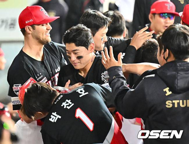 [OSEN=대구, 이석우 기자] 23일 대구삼성라이온즈파크에서 2025 신한 SOL 뱅크 KBO 리그 삼성 라이온즈와 KIA 타이거즈의 경기가 열렸다. 홈팀 삼성은 황동재가, 방문팀 KIA는 네일이 선발 출전했다. KIA 타이거즈 김도영이 8회초 1사 1루 좌중월 2점 홈런을 치고 기쁨을 나누고 있다. 2025.05.23 / foto0307@osen.co.kr