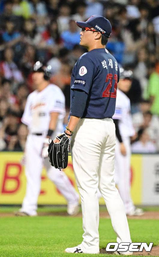 [OSEN=대전, 김성락 기자] 5회말 1사 만루 롯데 박세웅이 한화 이도윤에게 몸에 맞는 볼로 역전 실점을 허용, 아쉬워하고있다. 2024.05.28 / ksl0919@osen.co.kr