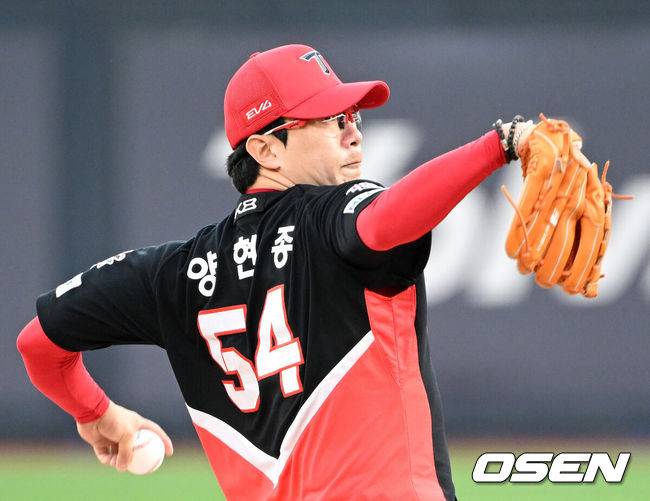 [OSEN=수원, 이대선 기자] 22일 오후 수원 KT위즈파크에서 2025 신한 SOL Bank KBO리그 KT 위즈와 KIA 타이거즈의 경기가 열렸다.KT는 쿠에바스, KIA는 양현종을 선발투수로 내세웠다1회말 무사에서 KIA 선발투수 양현종이 역투하고 있다. 2025.05.22 /sunday@osen.co.kr