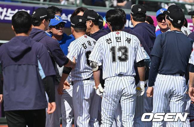 [OSEN=부산, 이석우 기자] 18일 부산 사직야구장에서 2025 신한 SOL 뱅크 KBO 리그 롯데 자이언츠와 삼성 라이온즈의 경기가 열렸다. 홈팀 롯데는 데이비슨, 방문팀 삼성은 이승현이 선발 출전했다.롯데 자이언츠 김태형 감독과 선수들이 5회말 2사 윤동희의 머리로 향한 삼성 라이온즈 양창섭의 투구에 벤치 클리어링을 하고 있다. 2025.05.18 / foto0307@osen.co.kr