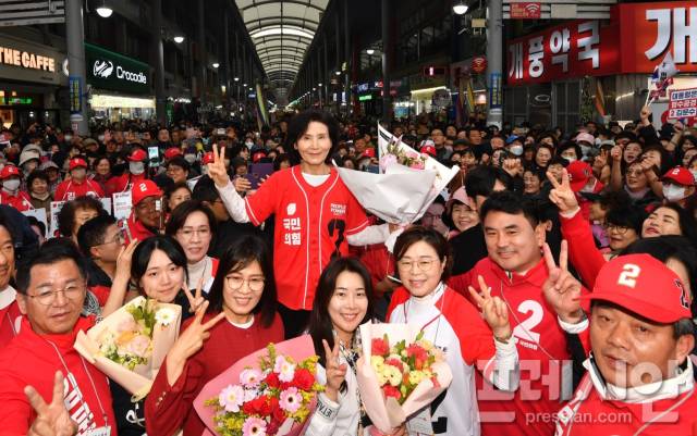 ▲김문수 국민의힘 대통령 후보 배우자 설난영 여사가 24일 경북 포항 죽도시장 입구에서 지지자들로부터 뜨거운 환영을 받았다.ⓒ프레시안(오주호 기자)