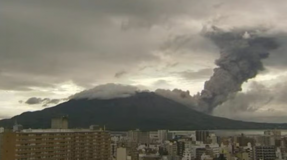 지난 22일 오전 8시 45분쯤 일본 규슈 남부 가고시마현에 위치한 사쿠라지마가 분화하는 모습. MBC 남일본 방송 캡처