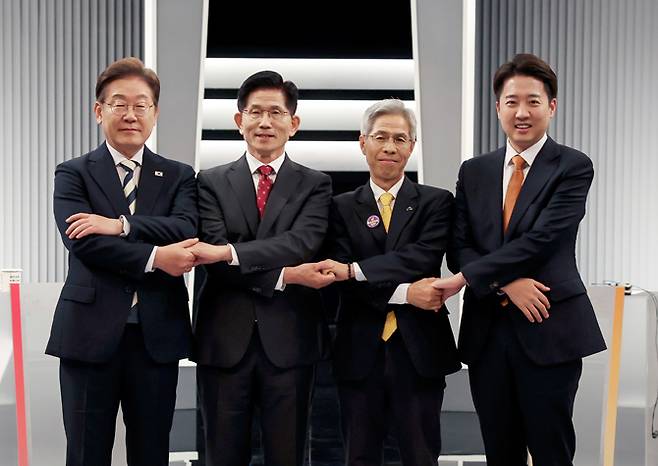 이재명 더불어민주당(왼쪽부터), 김문수 국민의힘, 권영국 민주노동당, 이준석 개혁신당 대통령 후보가 23일 서울 영등포구 KBS본관 스튜디오에서 중앙선거방송토론위원회 주관 제21대 대통령선거 2차 후보자 토론회 시작에 앞서 기념 촬영을 하고 있다. 뉴스1