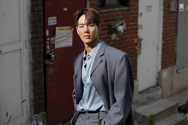 '노포기' 포스터 촬영현장에서 포즈를 취하는 셔누. 스타쉽엔터테인먼트