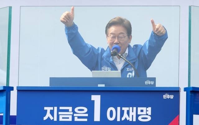 더불어민주당 이재명 대선 후보가 24일 경기 안양시 동안구 평촌중앙공원에서 열린 집중유세에서 시민들에게 지지를 호소하고 있다. 공동취재
