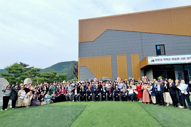 &nbsp;지난 23일 전북 순창군 구림면 강천산 자락에 위치한 박덕은 미술관 광장에서 열린&nbsp;시비 제막식에서 참석자들이 기념 촬영하며 환호하고 있다.