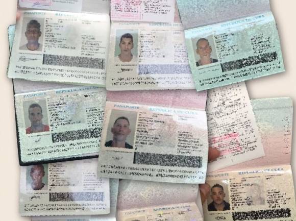 러시아의 쿠바 용병들이 갖고 있던 여권들. 출처=쿠바 사이버저항
