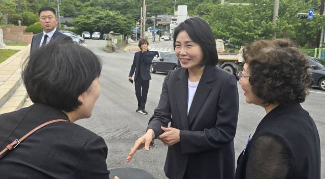 더불어민주당 이재명 대선 후보의 부인인 김혜경 여사(가운데)가 21일 오전 전남 목포시 공생원을 찾아 인사를 하고 있다. 연합뉴스