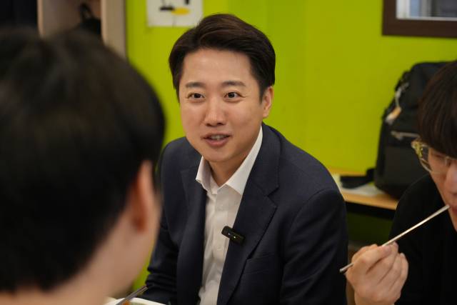 이준석 개혁신당 대선 후보가 24일 서울 노량진의 한 음식점에서 수험생들과 식사를 하며 대화를 하고 있다. 사진제공=이준석 캠프