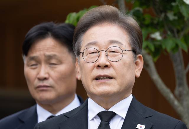 이재명 더불어민주당 대선 후보가 고 노무현 전 대통령 16주기인 이달 23일 경남 김해시 봉하마을 노 전 대통령 관저에서 권양숙 여사, 문재인 전 대통령 등과 만난 뒤 나와 백브리핑을 하고 있다. 국회사진기자단