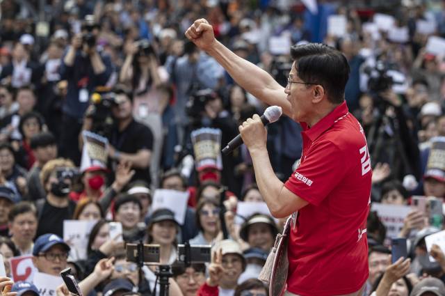 김문수 국민의힘 대선 후보가 이달 22일 오후 경기 광명시 철산동 철산로데오거리에서 가진 유세에서 시민들에게 지지를 호소하고 있다. 국회사진기자단