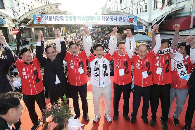 김상훈 국민의힘 정책위의장(왼쪽 다섯 번째)이 5월12일 김문수 국민의힘 대선후보(왼쪽 네 번째)와 함께 대구 서문시장 유세 현장에서 손을 잡고 만세를 하고 있다. ⓒ김상훈 의원실 제공