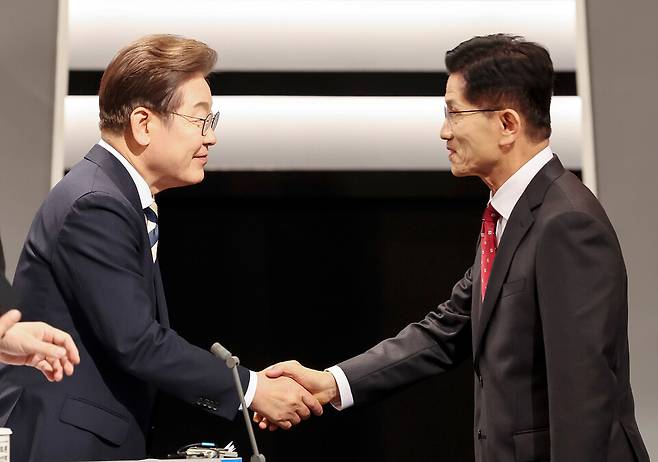 이재명 더불어민주당 대선후보와 김문수 국민의힘 대선후보가 지난 23일 서울 영등포구 여의도 KBS 스튜디오에서 열린 제21대 대선 2차 후보자 토론회에 앞서 인사하고 있다. ⓒ연합뉴스