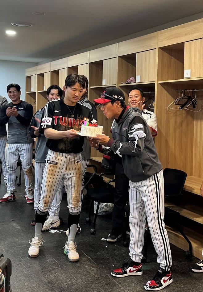 ▲ 23일 인천 SSG전 종료 후 선수단이 준비한 케이크로 개인 통산 600승을 기념한 염경엽 LG 감독 ⓒLG트윈스