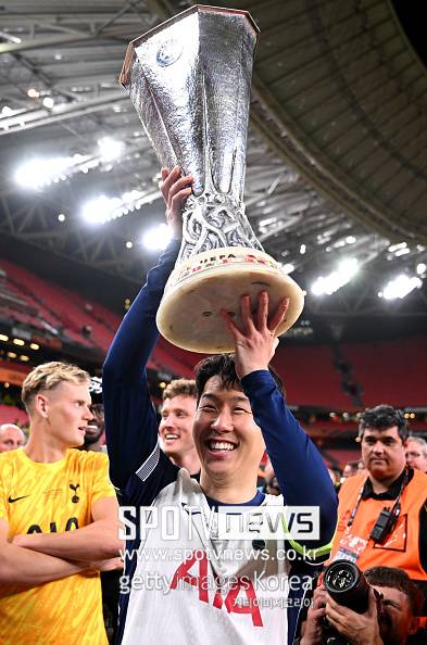 토트넘은 2024-25시즌 유럽축구연맹(UEFA) 유로파리그 우승을 차지한 이후 “손흥민이 유럽대항전 트로피를 들어올렸다. 토트넘 주장 엘리트 그룹에 합류했다. 토트넘의 레전드로 공식적으로 인정됐다”며 공식채널을 통해 알렸다.&nbsp;공개된 이미지에는 세 명의 전설적인 주장들이 함께 담겼다. 1971-72시즌 UEFA컵(현 유로파리그) 우승 당시 주장이었던 앨런 멀러리, 1983-84시즌 같은 대회에서 트로피를 들어올린 스티브 페리먼, 그리고 2024-25시즌 유로파리그 우승의 주역 손흥민이 나란히 배치됐다. 이 세 명은 토트넘 구단 역사상 유럽 대항전 트로피를 들어올린 단 세 명의 주장이라는 상징적인 의미를 가진다.