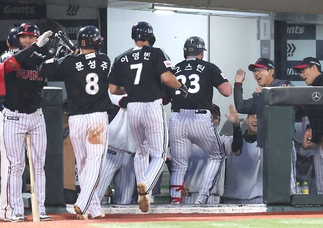 ▲ LG는 1차전에서 활발한 타격으로 승리를 거뒀지만, 3차전에는 롯데가 반격하며 시리즈 승자를 가리지 못했다 ⓒ연합뉴스