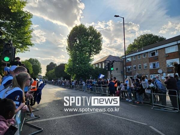 ▲ 경기장 인근 도로를 1시간 30분 동안 돌았던 토트넘 홋스퍼 선수단, 팬들은 우승이라는 기쁨을 함께 만끽했다.