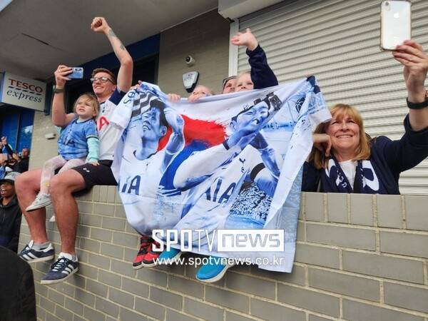 ▲ 경기장 인근 도로를 1시간 30분 동안 돌았던 토트넘 홋스퍼 선수단, 팬들은 우승이라는 기쁨을 함께 만끽했다.