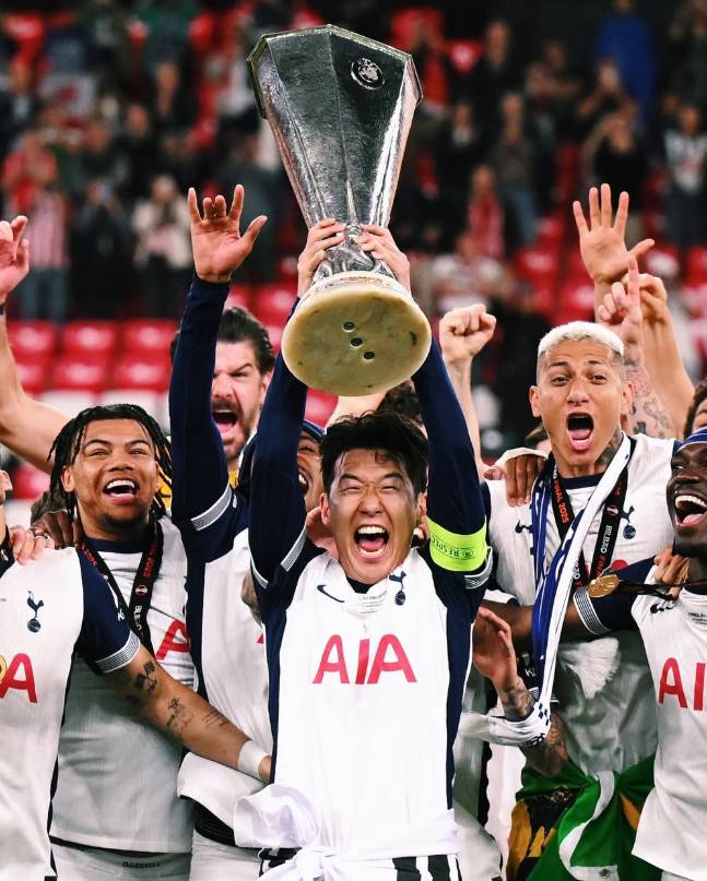 토트넘 주장 손흥민이 지난 22일 팀의 UEFA 유로파리그 우승을 이끈 뒤 트로피 세리머니를 하고 있다. /AFPBBNews=뉴스1