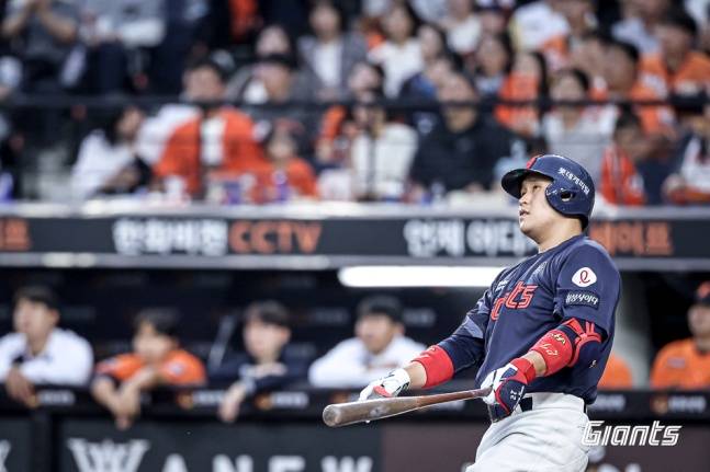 롯데 유강남이 23일 대전 한화전 2회초 좌월 솔로포를 치고 응시하고 있다. /사진=롯데 자이언츠 제공