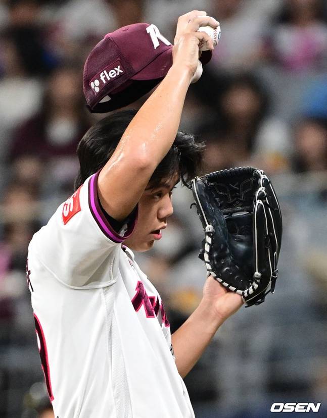 김윤하가 23일 KT전 6회초 실점 후 흐르는 땀을 닦아내고 있다.