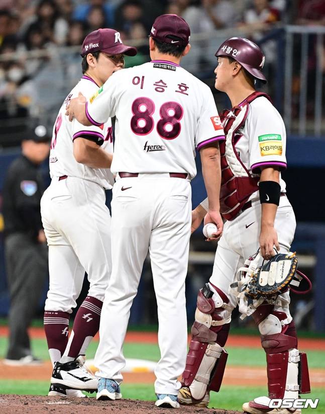 6회초 강판되는 김윤하(왼쪽).