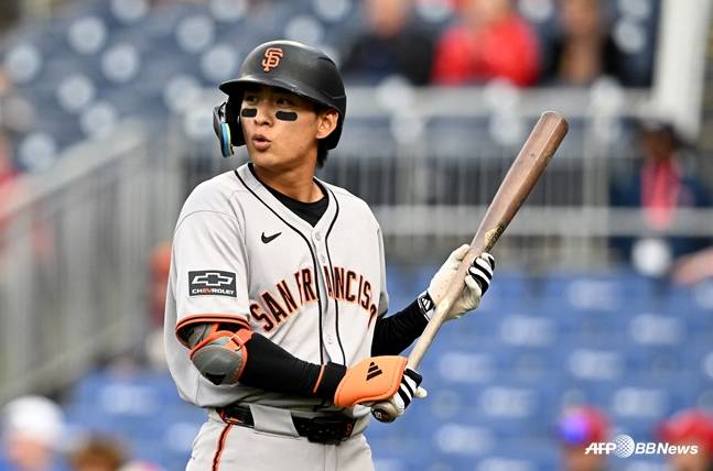 24일 경기 1회 삼진을 당하고 아쉬워하는 이정후. /AFPBBNews=뉴스1