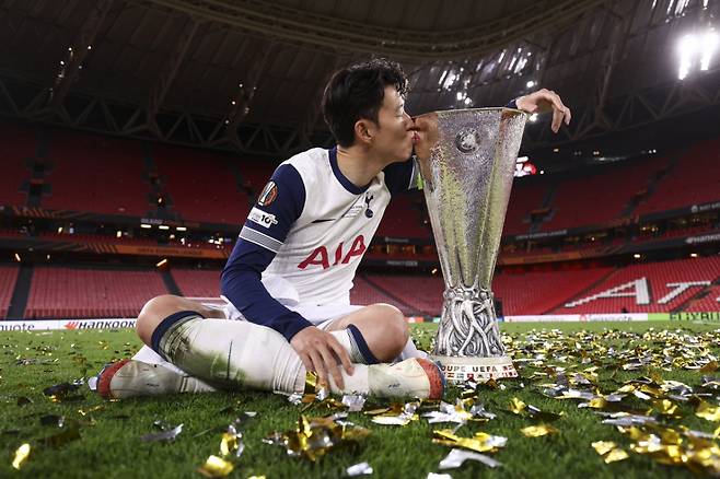 유로파리그 트로피에 입을 맞추는 손흥민. /사진=토트넘 홋스퍼 공식 사회관계망서비스(SNS)