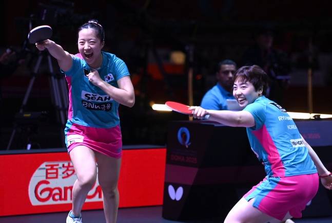 한국 신유빈(왼쪽)-유한나 여자복식 조가 기뻐하고 있다. /사진=대한탁구협회 제공