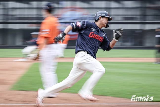 롯데의 손호영이 24일 대전 한화전에서 질주하고 있다. /사진=롯데 자이언츠 제공